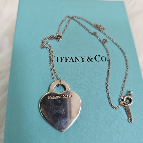 Tiffany & Co. Heart Charm 727 Fifth Avenue New York Necklace - Picture 5 of 13